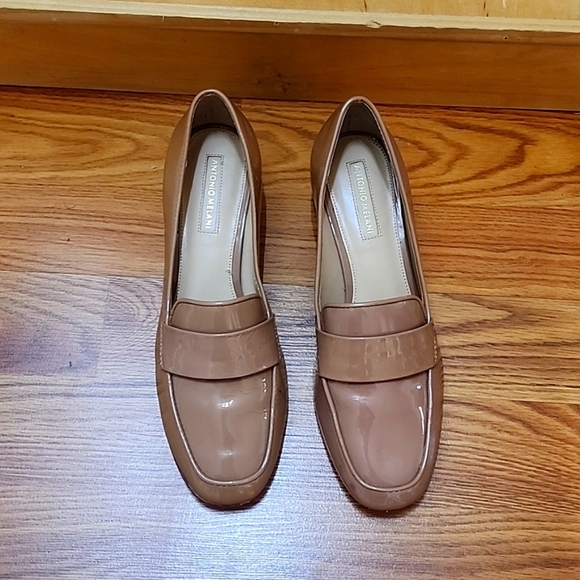 ANTONIO MELANI Shoes - Antonio Melani beige glossy shoes size 6 M